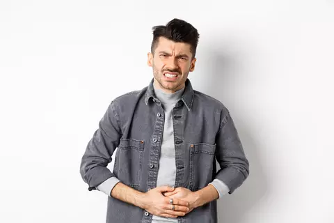 hombre_con_malestar_estomacal